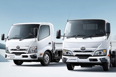 左）ワイドキャブ・2WD・ロングデッキ・フルジャストロー・2.0トン積