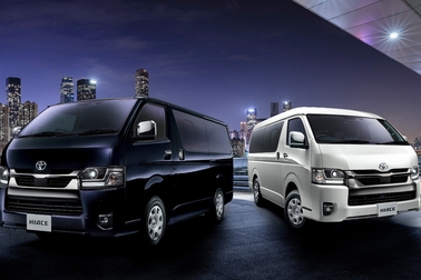 （左）特別仕様車スーパーGL“DARK PRIME II”（2WD・2800ディーゼル・標準ボディ）